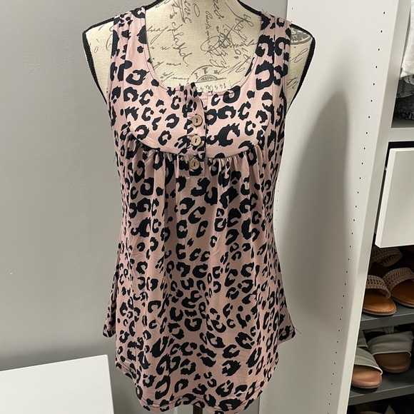 Tops - Women’s small tank top | size small